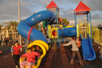  بالفيديو: افتتاح حديقة ألعاب للاطفال في حي رمات اشكول بمدينة اللد